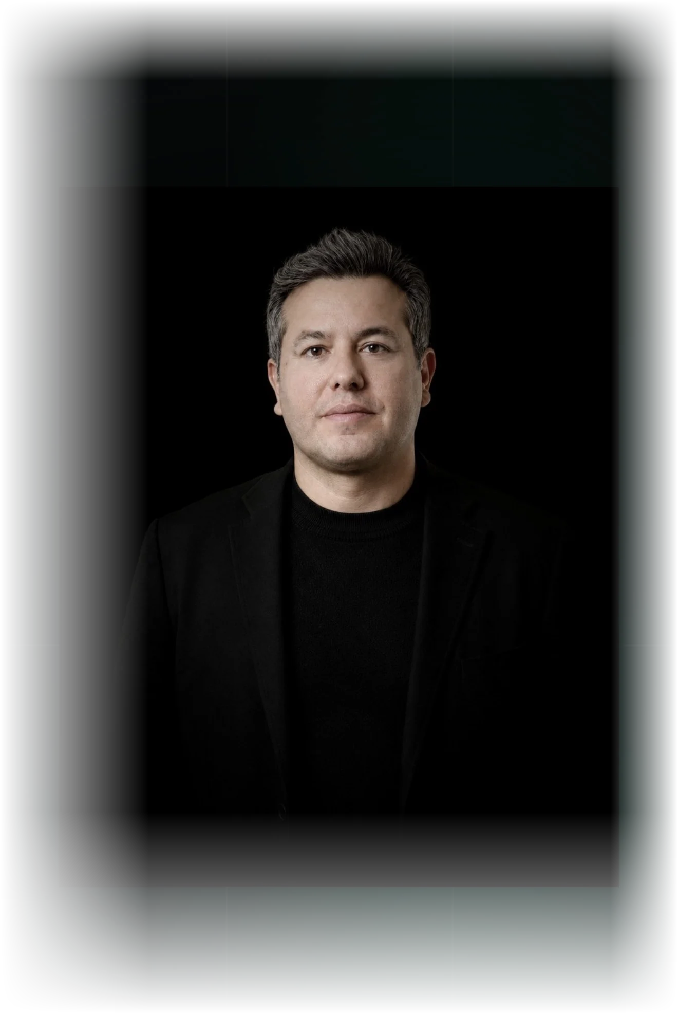 Andrés Elías, estratega político internacional, retrato formal sobre fondo negro