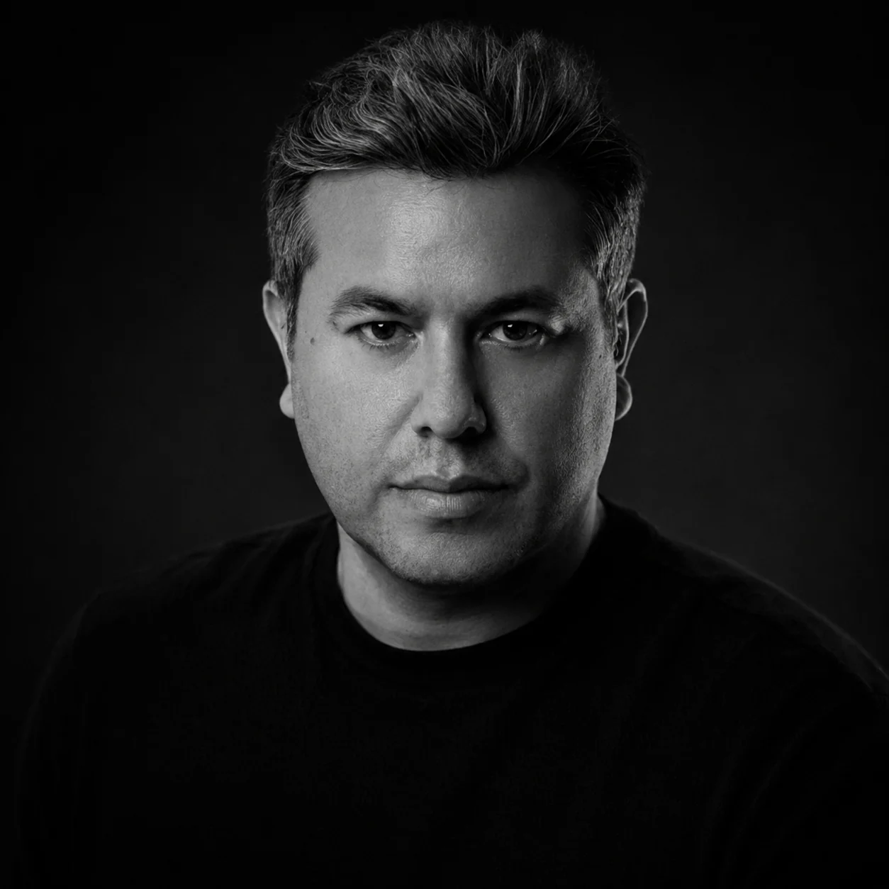 Andrés Elías, retrato formal en blanco y negro